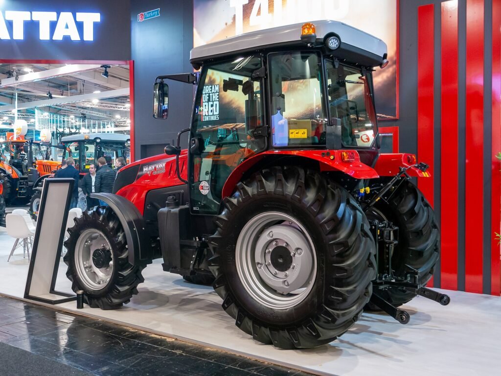 Hattat Traktör: Çerkezköy Üretimi, Valtra Geçmişi ve Model Serileri Fuarda sergilenen kırmızı bir Hattat T 4085 traktör