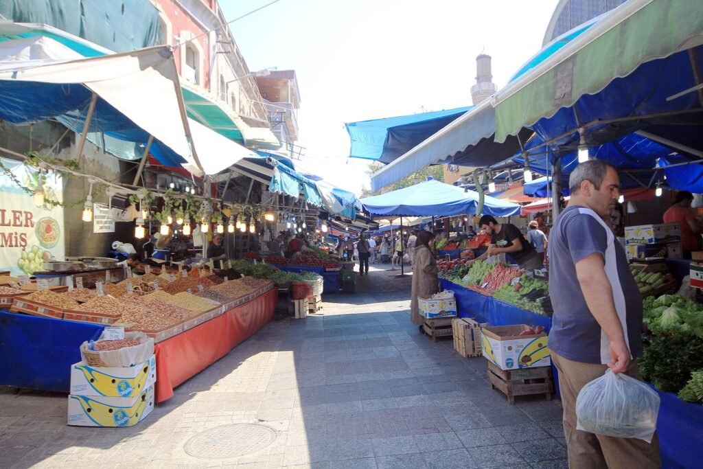Bursa'da bir sebze ve meyve pazarı