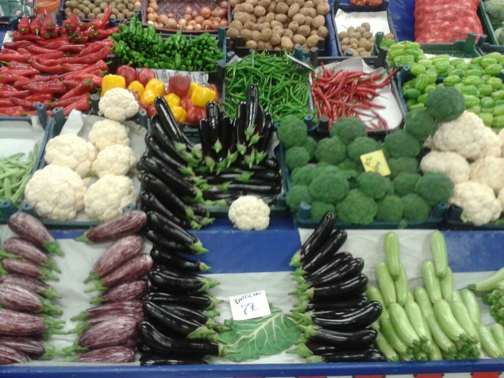 Ankara'da bir semt pazarında sebze tezgâhı