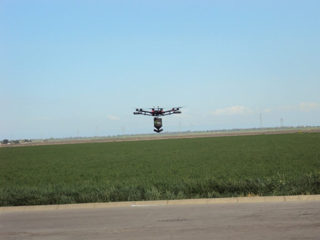 Tarımda Dron (İHA) ve Uydu Görüntüsü: NDVI, İlaçlama Dronu ve Mevzuat Tarla üzerinde uçan tarımsal dron