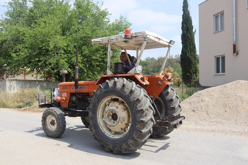 Türkiye'deki Traktör Markaları: Yerli Üretim, Pazar ve Seçim Rehberi Köyde tarlaya giden traktör